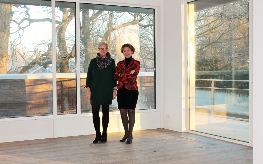 <p>Directeur Esther van Dalen (rechts) met Manager Zorg Loes Peters (links)</p>