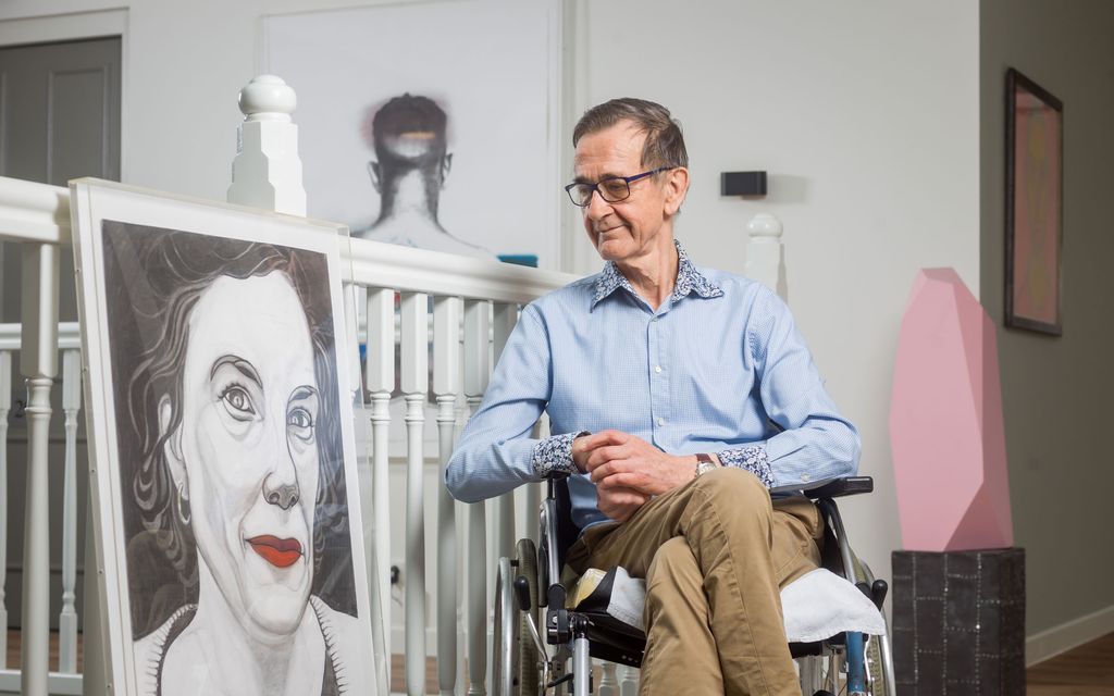 De heer Spoorenberg met een paar werken uit zijn collectie