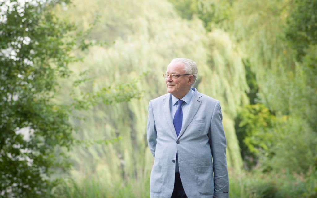 De heer Lombarts tijdens zijn dagelijkse wandeling
