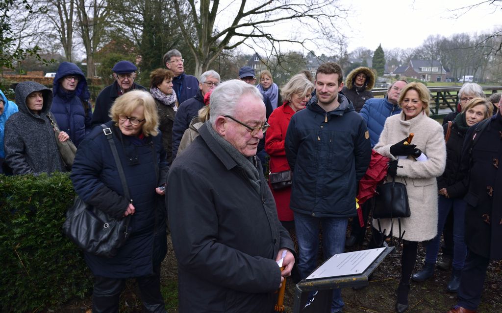 Dhr. Jos Lombarts bij zijn gedicht. Foto: Wil Feijen