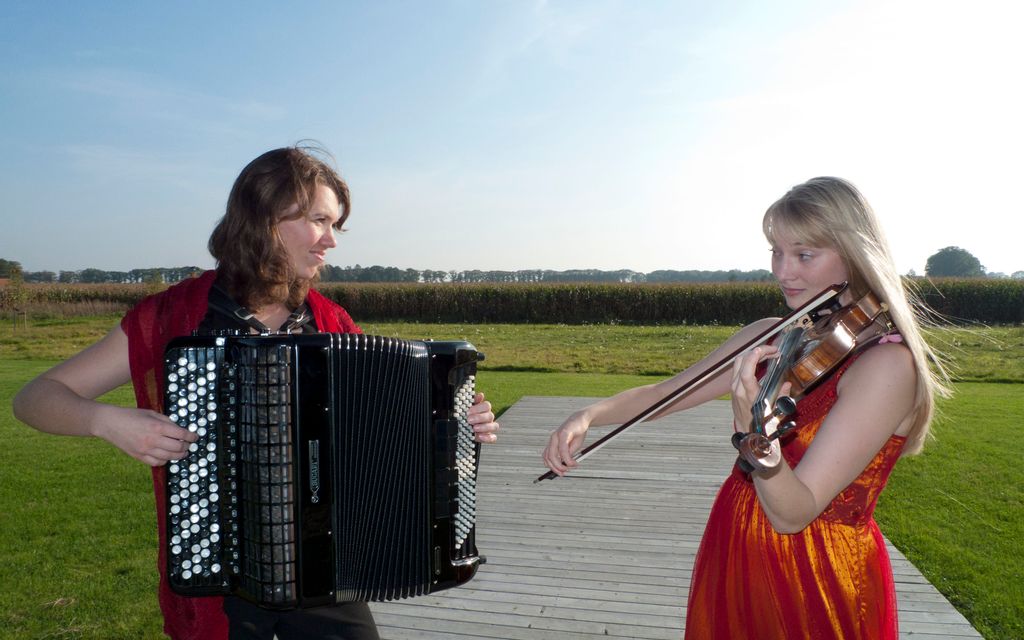 De Thuiskomst (Ellen Zijm - accordeon & Quirine van Hoek - viool)