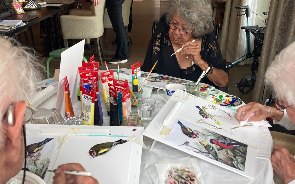 https://cdn.zorggroepdelaren.nl/zorggroep_de_laren_nl/uploads/media/1024x640/02/5132-Kuntskring%20Mathilde%20kunst%20met%20bewoners2.jpg?v=1-11