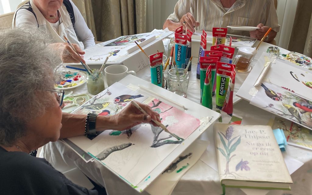 https://cdn.zorggroepdelaren.nl/zorggroep_de_laren_nl/uploads/media/1024x640/03/5133-Kuntskring%20Mathilde%20kunst%20met%20bewoners1.jpg?v=1-9