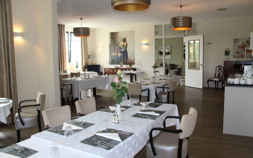 De tafels voor het diner zijn al gedekt