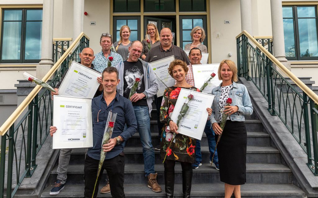 Een afvaardiging uit de villa's nam de certificaten in ontvangst