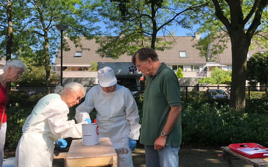 Bewoners van Villa De Kleine Heide verven samen de romp van het vliegtuig