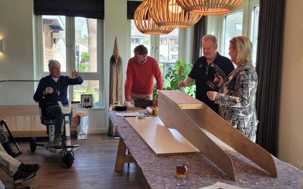 Locatiemanager Hilde Sterk had de eer om de eerste schroef te plaatsen