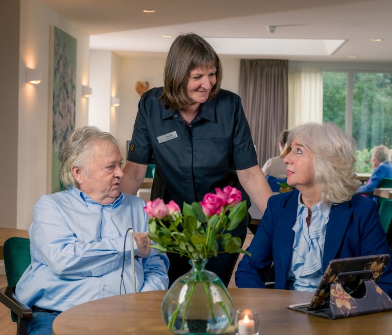 Pauline van Villa Hoefstaete met twee bewoners.