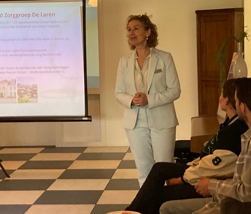 Esther van Dalen vertelt over de achtergrond van Zorggroep De Laren.
