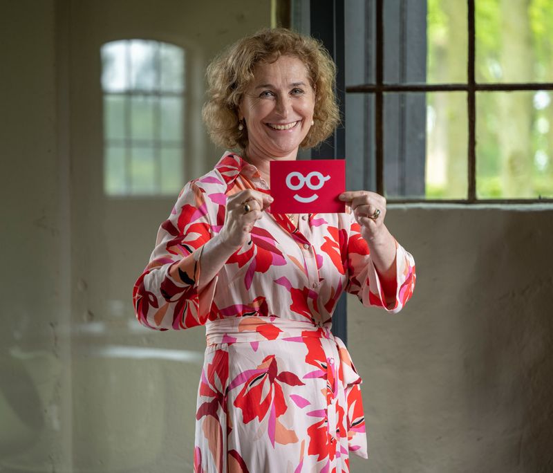 Portret van Esther van Dalen met het logo van Netwerk Nonna