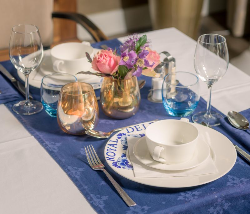 Een luxe gedekte tafel voor de bewoners