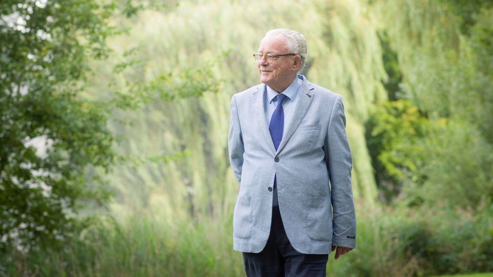 De heer Lombarts op zijn dagelijkse wandeling