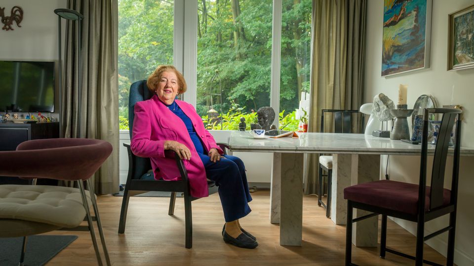 Mevrouw Thomas in haar eigen appartement